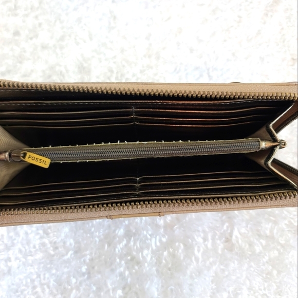 Fossil Bone Tan Textured Leather Zip Around Wallet - Picture 3 of 3